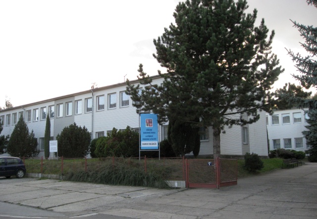 17 domov mladeze SOS a SOU na ul Kratka.jpg